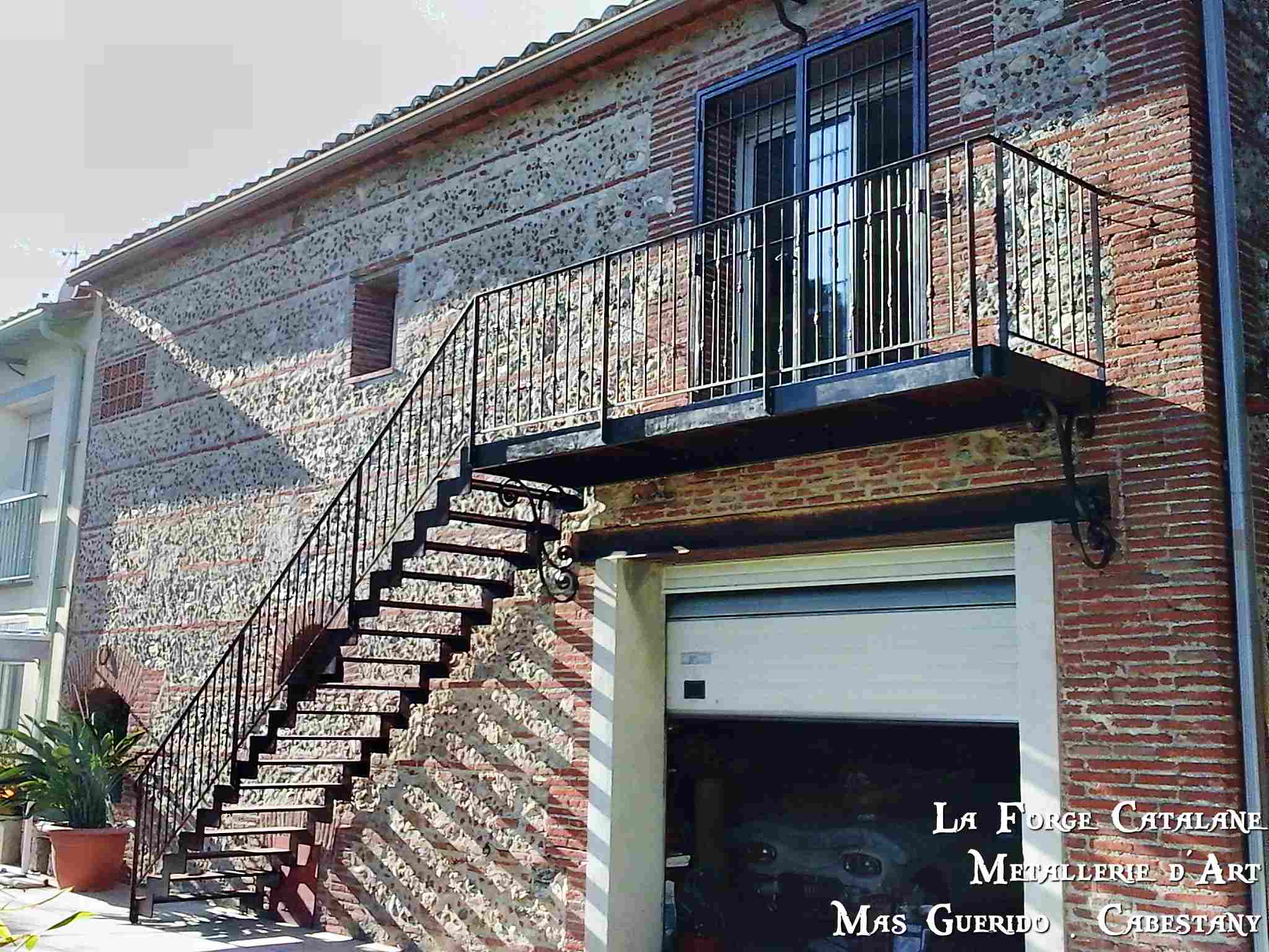 escalier double limon exterieur avec plateforme en fer remplissage barreaudage droit avec bagues marches en tole larmee pliee   forge catalane.jpg